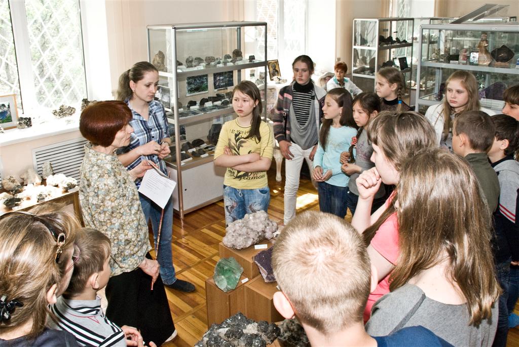 Excursion in the geology-mineralogical museum of the Far Eastern Geological Institute FEB RAS