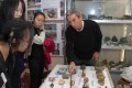 В.н.с. лаборатории генетической минералогии и петрологии, к.г.-м.н. В.К. Попов демонстрирует гостям новую экспозицию «Геопарк неогенового периода «Кипарисовский карьер»»