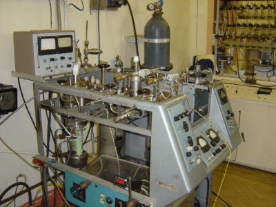  Высоковакуумная установка для выделения кислорода из силикатов и окислов методом фторирования