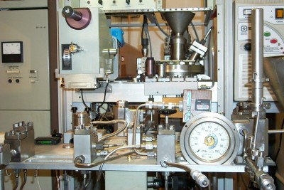 Высоковакуумная установка для лазерной экстракции кислорода из силикатов и окислов методом фторирования