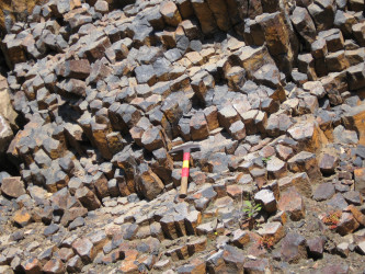 Столбчатая отдельность в миоцен- плиоценовых базальтах Шкотовского плато (ручей Казенный)