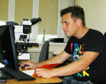 Орехов А. А. проводит настройку программного обеспечения на спектрометре LabRam HR 800 (ДВГИ ДВО РАН)